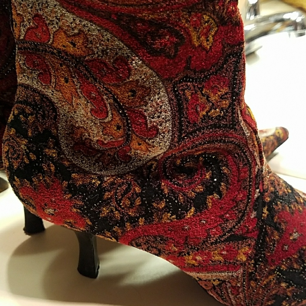 Size 9 vintage pointed toe boots.